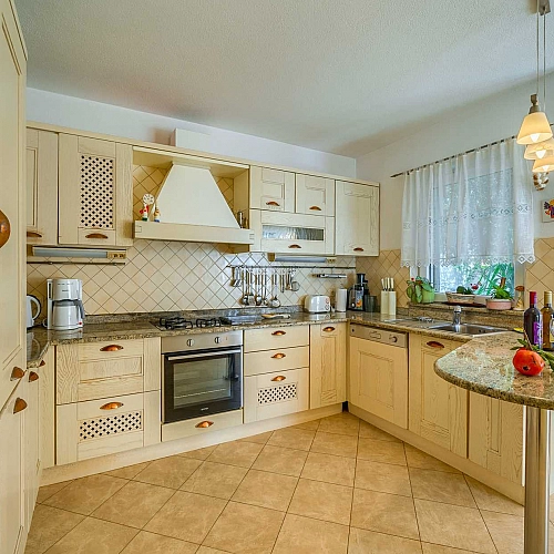 Villa Nugal - Familienvilla mit 5 Schlafzimmern und beheiztem Pool in Makarska