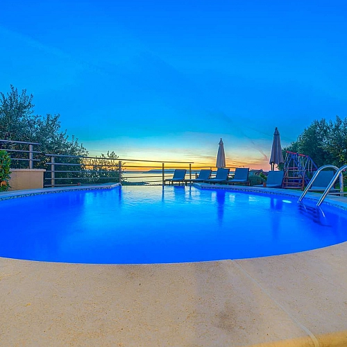 Villa Nugal - Familienvilla mit 5 Schlafzimmern und beheiztem Pool in Makarska