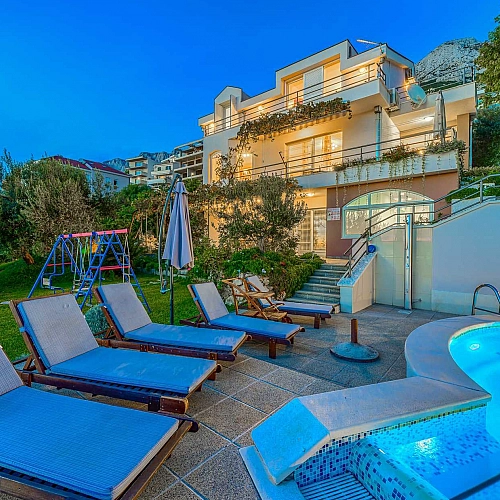 Villa Nugal - Familienvilla mit 5 Schlafzimmern und beheiztem Pool in Makarska